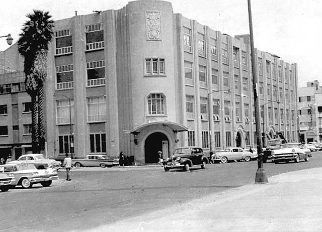 Corría el año 1944 cuando el empresario Moisés Cosío compró el inmueble construido por Teodoro Kinhard. Corría el año 1944 cuando el empresario Moisés Cosío compró el inmueble construido por Teodoro Kinhard.