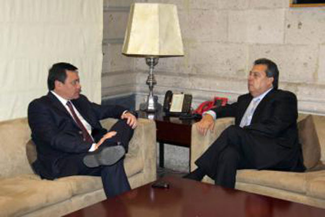 El secretario de Gobernación, Miguel Ángel Osorio Chong abordó diversos temas con el gobernador de Guerrero, Ángel Heladio Aguirre Rivero. El secretario de Gobernación, Miguel Ángel Osorio Chong abordó diversos temas con el gobernador de Guerrero, Ángel Heladio Aguirre Rivero.
